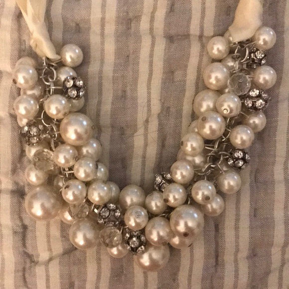 Pearl and sparkles statement necklace - Picture 2 of 3